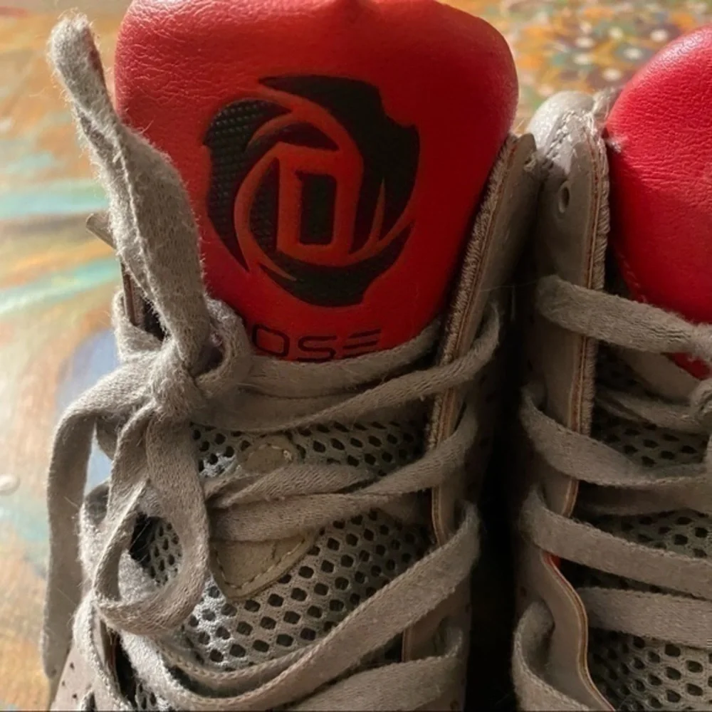 Really clean Adidas D Rose Rose 3s home colors way size 11.5